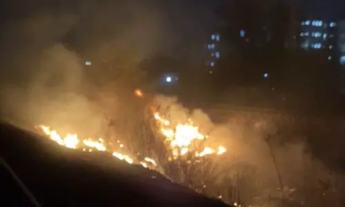 Bhopal: रेलवे ट्रैक के पास 50 फीट तक लगी आग, 4 घायल