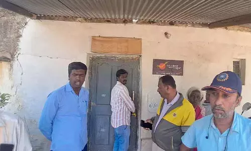 Gauribidanur : हलगानहल्ली पोस्ट ऑफिस पर घेराबंदी Gauribidanur : हलगानहल्ली पोस्ट ऑफिस पर घेराबंदी