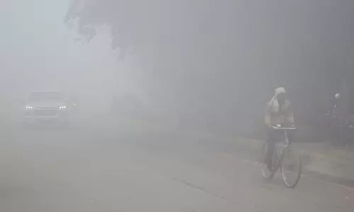 Haryana : घने कोहरे से विज़िबिलिटी कम हुई, गाड़ियों की आवाजाही में रुकावट आई Haryana : घने कोहरे से विज़िबिलिटी कम हुई, गाड़ियों की आवाजाही में रुकावट आई