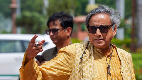 New Delhi: देश की विदेश नीति पर राजनीति न करने की शशि थरूर की अपील New Delhi: देश की विदेश नीति पर राजनीति न करने की शशि थरूर की अपील