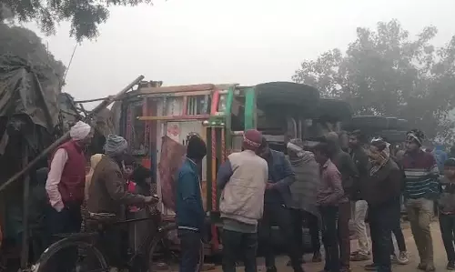 Farrukhabad: सड़क पर पलटे ट्रक ने मचाई ठेले वालों की मुश्किलें Farrukhabad: सड़क पर पलटे ट्रक ने मचाई ठेले वालों की मुश्किलें