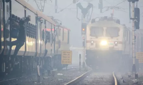 Farrukhabad: कड़ाके की ठंड और धीमी ट्रेनें, यात्रियों में नाराजगी Farrukhabad: कड़ाके की ठंड और धीमी ट्रेनें, यात्रियों में नाराजगी