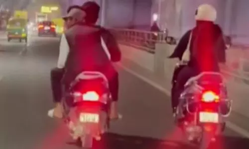 Bengaluru: सड़क पर महिला का पीछा कर छेड़छाड़, इलाके में दहशत Bengaluru: सड़क पर महिला का पीछा कर छेड़छाड़, इलाके में दहशत