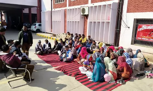 Fatehabad में 70 से ज़्यादा सफ़ाई कर्मचारियों ने नौकरी जाने का विरोध किया