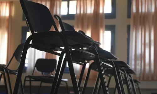 Haryana : नूह के सरकारी पॉलिटेक्निक कॉलेज में स्टूडेंट्स कुर्सियां तोड़ते दिख रहे Haryana : नूह के सरकारी पॉलिटेक्निक कॉलेज में स्टूडेंट्स कुर्सियां तोड़ते दिख रहे