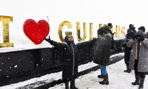 नए साल की रौनक: कश्मीर पहुंचे सैलानी, Gulmarg के होटल फुल
