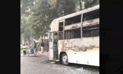 Odisha: राउरकेला में बदमाशों ने बस में आग लगा दी Odisha: राउरकेला में बदमाशों ने बस में आग लगा दी