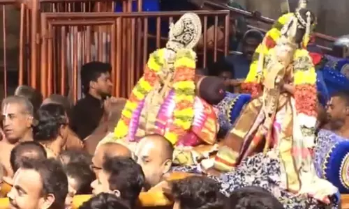 वैकुंठ एकादशी पर श्रीरंगम मंदिर में पागल पाथु उत्सव, आठवें दिन श्रद्धालुओं की भागीदारी वैकुंठ एकादशी पर श्रीरंगम मंदिर में पागल पाथु उत्सव, आठवें दिन श्रद्धालुओं की भागीदारी