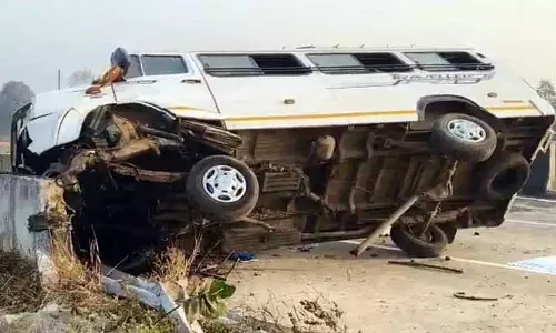 Sambalpur में टूरिस्ट बस खंभे से टकराई, 15 घायल