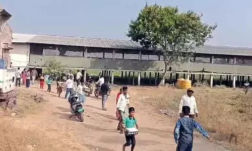 Gajendragarh फार्म से बदबू: मुर्गियों और अंडों को ले जाने पर गुस्सा Gajendragarh फार्म से बदबू: मुर्गियों और अंडों को ले जाने पर गुस्सा