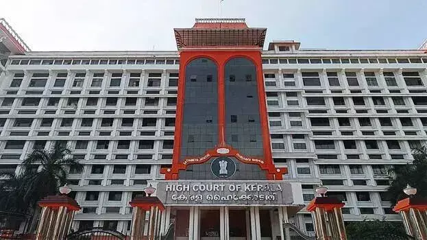 Kerala: ओमन चांडी के नाम पर शपथ लेना; HC ने पंचायत सदस्य से स्पष्टीकरण मांगा Kerala: ओमन चांडी के नाम पर शपथ लेना; HC ने पंचायत सदस्य से स्पष्टीकरण मांगा