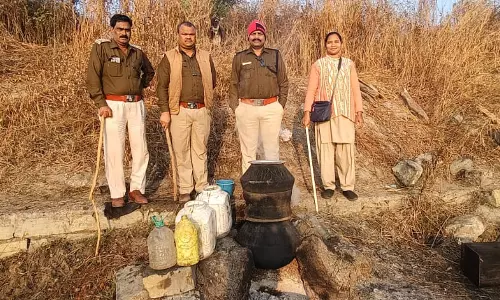 आबकारी टीम की बड़ी कार्यवाही, लाखों रुपए की कच्ची महुआ शराब और लाहन जब्त आबकारी टीम की बड़ी कार्यवाही, लाखों रुपए की कच्ची महुआ शराब और लाहन जब्त