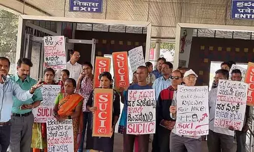 Dharwad : रेल किराए में बढ़ोतरी वापस लेने की मांग