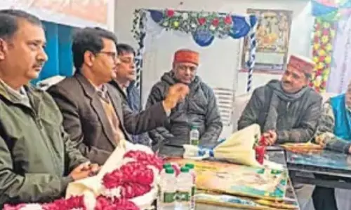 Bareilly: व्यापारियों ने जीएसटी कर्मियों पर लगाए वसूली के आरोप