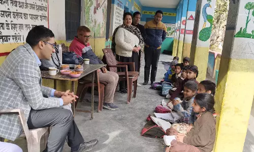 DC ने स्कूलों का निरीक्षण किया, ‘रंगों की पाठशाला’ पहल के तहत प्रगति की समीक्षा की DC ने स्कूलों का निरीक्षण किया, ‘रंगों की पाठशाला’ पहल के तहत प्रगति की समीक्षा की