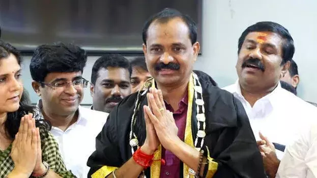 Kerala: 50 लाख रुपये मंजूर; वीवी राजेश ने मेयर के तौर पर पहली फाइल पर साइन किए Kerala: 50 लाख रुपये मंजूर; वीवी राजेश ने मेयर के तौर पर पहली फाइल पर साइन किए