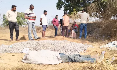 शराब दुकान के पास युवक की लाश मिली