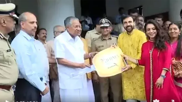 Kerala: एम्बुलेंस समारोह में मुख्यमंत्री और उन्नीकृष्णन पोट्टी की भेंट, तस्वीरें सामने