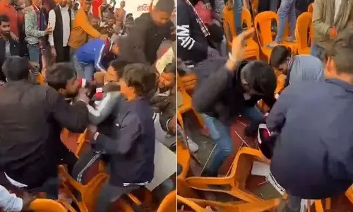 समोसे की कमी से PM Modi के यूपी इवेंट में मारपीट