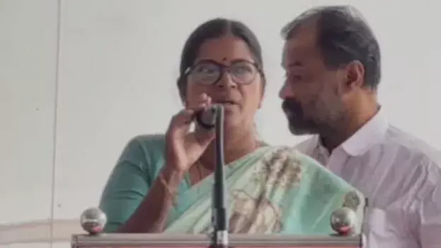 Kerala : कन्नूर में बधाई समारोह में CPM नेता ने किया ‘भ्रष्ट शासन’ खुलासा Kerala : कन्नूर में बधाई समारोह में CPM नेता ने किया ‘भ्रष्ट शासन’ खुलासा