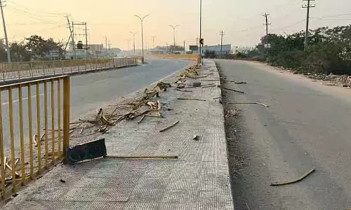 Lingsuguru : अज्ञात वाहन की टक्कर बैरिकेड टूट गया Lingsuguru : अज्ञात वाहन की टक्कर बैरिकेड टूट गया