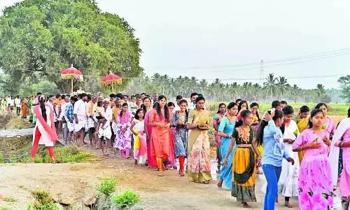 Kavila : पालकी उत्सव में महिलाएं और बच्चे जश्न मनाते हुए Kavila : पालकी उत्सव में महिलाएं और बच्चे जश्न मनाते हुए
