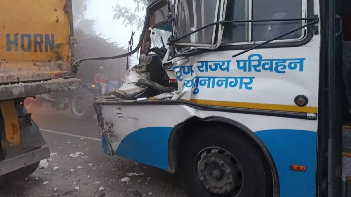 Yamunanagar: सड़क पर घनी धुंध, बस और ट्राले में टक्कर Yamunanagar: सड़क पर घनी धुंध, बस और ट्राले में टक्कर