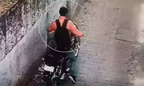 सावधान! महज 3 सेकंड में उड़ा ले गया बाइक, CCTV में कैद हुई चोरी की LIVE वारदात
