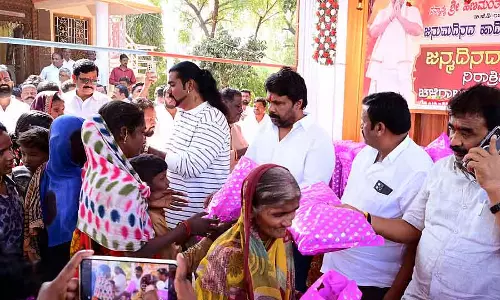 Hunasagi : गरीबों को कंबल बांटे गए Hunasagi : गरीबों को कंबल बांटे गए