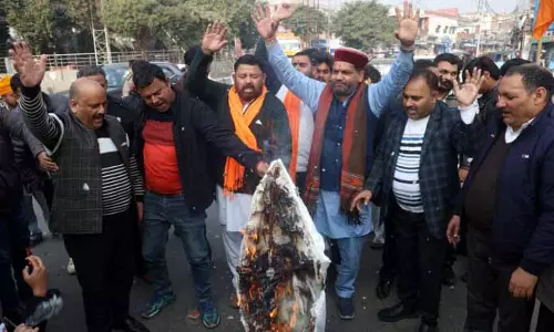 बांग्लादेशियों और रोहिंग्याओं को वापस भेजने के लिए RHS का विरोध प्रदर्शन बांग्लादेशियों और रोहिंग्याओं को वापस भेजने के लिए RHS का विरोध प्रदर्शन