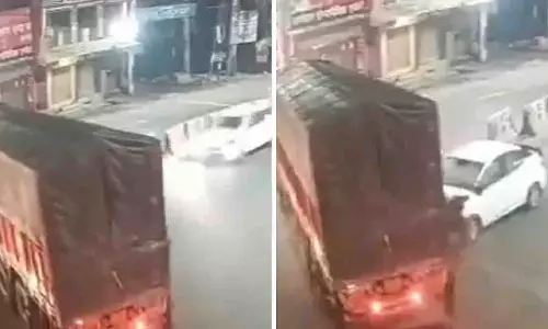 Muzaffarnagar के महावीर चौक पर तेज रफ्तार कार ट्रक से टकरा गई Muzaffarnagar के महावीर चौक पर तेज रफ्तार कार ट्रक से टकरा गई