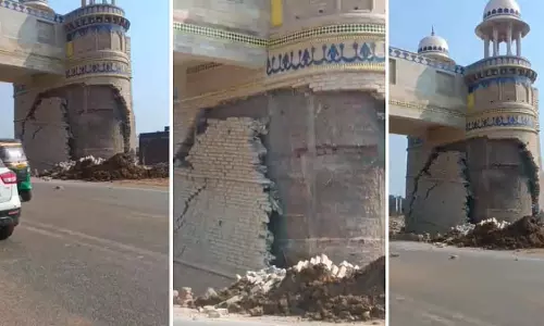 Gwalior में हेरिटेज स्टाइल एंट्री गेट का हिस्सा गिरा; कलेक्टर ने जांच के आदेश दिए Gwalior में हेरिटेज स्टाइल एंट्री गेट का हिस्सा गिरा; कलेक्टर ने जांच के आदेश दिए