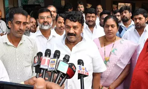 तलसानी श्रीनिवास यादव ने KCR पर उनकी भाषा के लिए सीएम रेवंत रेड्डी की आलोचना की तलसानी श्रीनिवास यादव ने KCR पर उनकी भाषा के लिए सीएम रेवंत रेड्डी की आलोचना की