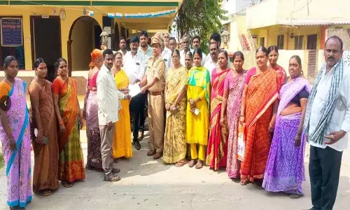 Belt shop बंद करने की मांग को लेकर महिलाओं ने एक्साइज ऑफिस का घेराव किया Belt shop बंद करने की मांग को लेकर महिलाओं ने एक्साइज ऑफिस का घेराव किया
