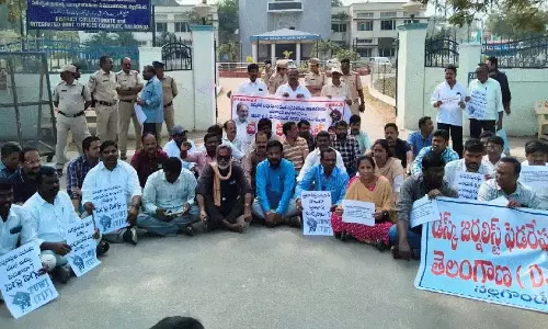 Go 252 के खिलाफ नलगोंडा कलेक्ट्रेट पर पत्रकारों की हड़ताल Go 252 के खिलाफ नलगोंडा कलेक्ट्रेट पर पत्रकारों की हड़ताल