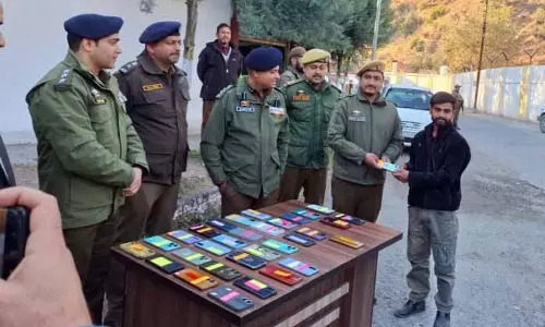 Police ने 7 लाख रुपये कीमत के 45 खोए हुए सेल फोन बरामद किए