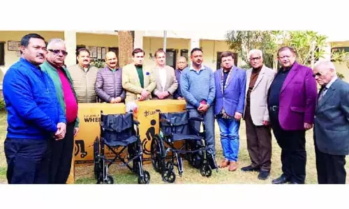 SMC ट्रस्ट ने रेलवे को छह व्हीलचेयर दान किए