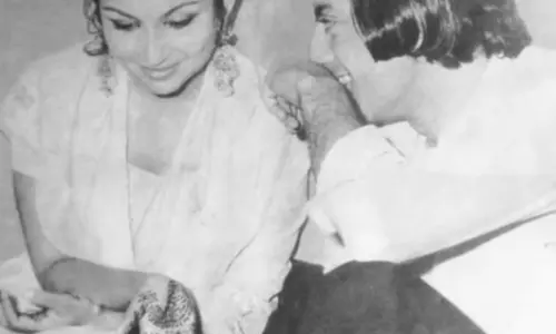 Saba पटौदी ने खास कपल को सालगिरह पर दी बधाई Saba पटौदी ने खास कपल को सालगिरह पर दी बधाई