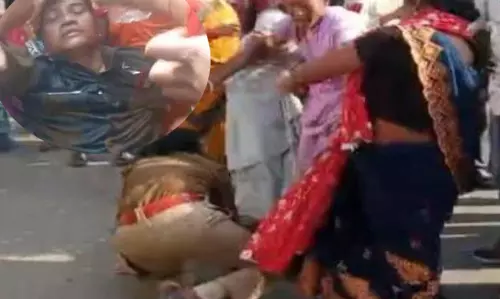 बेहोश होते तक महिला टीआई को महिलाओं ने पीटा, आक्रोश में लातों की बारिश
