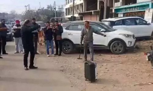 Amritsar: व्यस्त सड़क पर लावारिस बैग मिलने से अफरा-तफरी मच गई