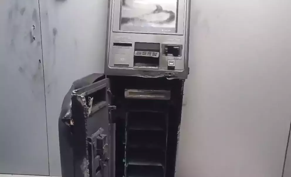 Nizamabad  गैंग ने गैस कटर का इस्तेमाल कर दो ATM से ₹39 लाख लूटे
