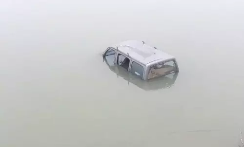 कोहरे का कहर! नदी में गिरी कार, साधुओं ने ऐसे बचाई 4 जिंदगियां... कोहरे का कहर! नदी में गिरी कार, साधुओं ने ऐसे बचाई 4 जिंदगियां...