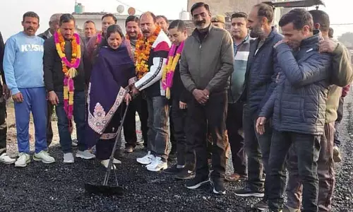 Dr. Rajiv Bhagat ने बिश्नाह में 25 लाख रुपये की सड़क परियोजना का शुभारंभ किया Dr. Rajiv Bhagat ने बिश्नाह में 25 लाख रुपये की सड़क परियोजना का शुभारंभ किया
