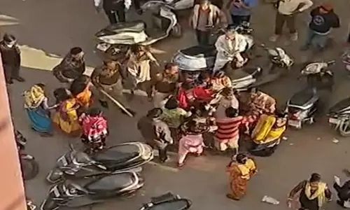 रायपुर कोर्ट परिसर में महिलाओं के बीच जमकर मारपीट