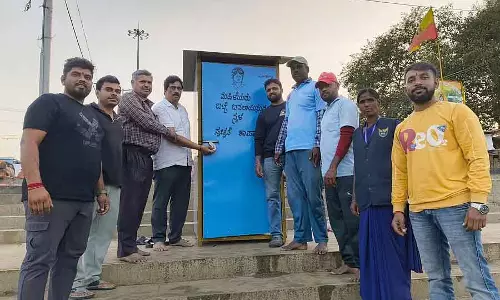 Kapila नदी के किनारे नहाने की जगह पर एक मोबाइल बूथ लगाया Kapila नदी के किनारे नहाने की जगह पर एक मोबाइल बूथ लगाया