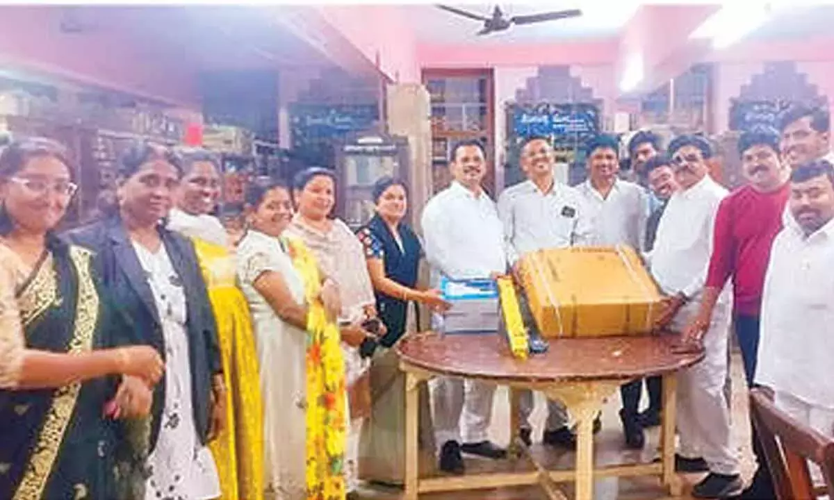 Andhra: पूर्व BBA प्रेसिडेंट ने बार लाइब्रेरी को पंखे दान किए Andhra: पूर्व BBA प्रेसिडेंट ने बार लाइब्रेरी को पंखे दान किए