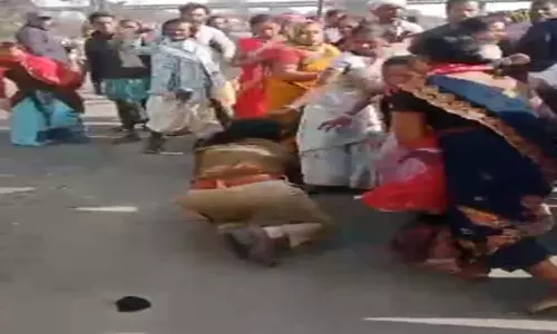 CG BREAKING: धरना हटाने के दौरान बवाल, महिला TI को लातों से पीटा CG BREAKING: धरना हटाने के दौरान बवाल, महिला TI को लातों से पीटा