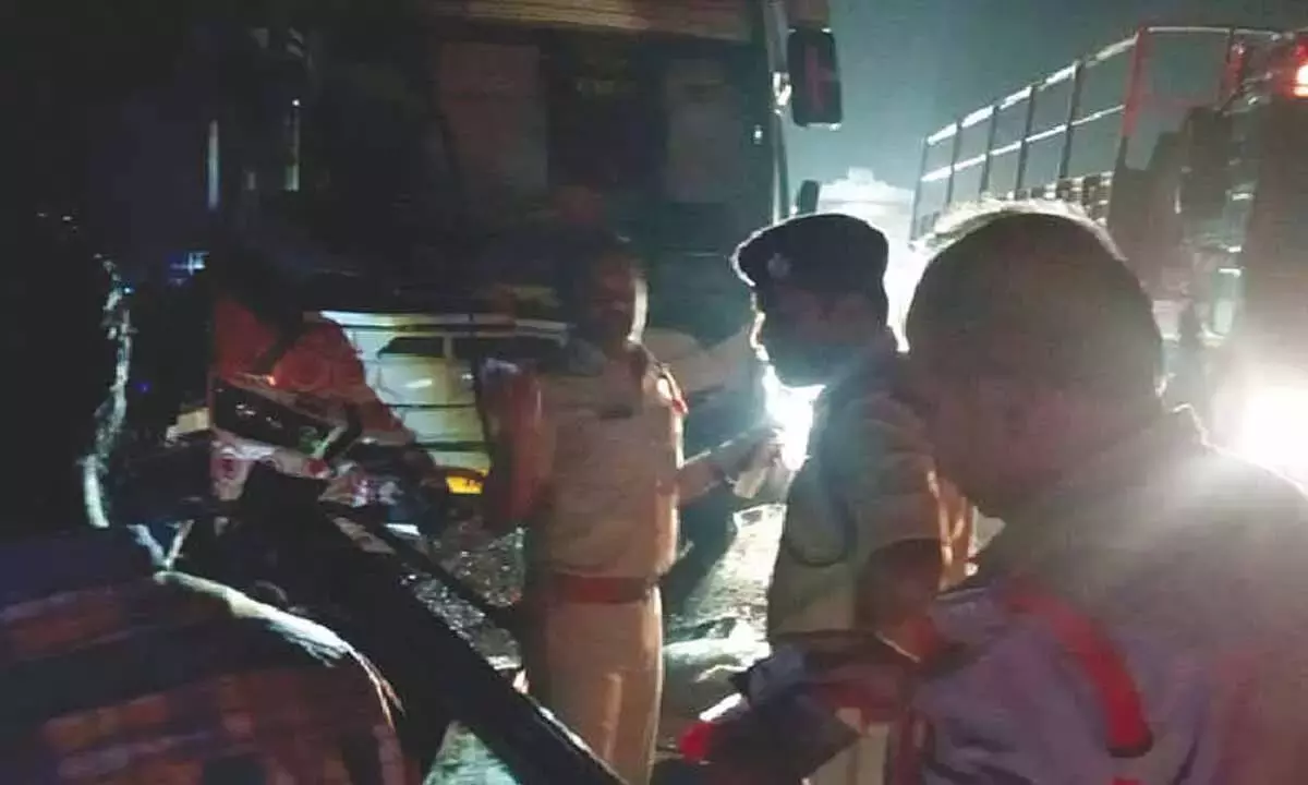 Andhra: नांदयाल में NH पर कार के बस से टकराने से चार लोगों की मौत Andhra: नांदयाल में NH पर कार के बस से टकराने से चार लोगों की मौत