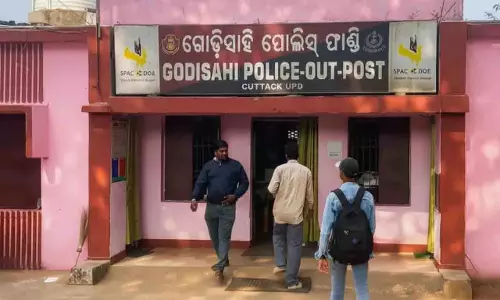 Cuttack की पहाड़ियों में दिनदहाड़े हथियारबंद लूट, सुरक्षा पर सवाल Cuttack की पहाड़ियों में दिनदहाड़े हथियारबंद लूट, सुरक्षा पर सवाल