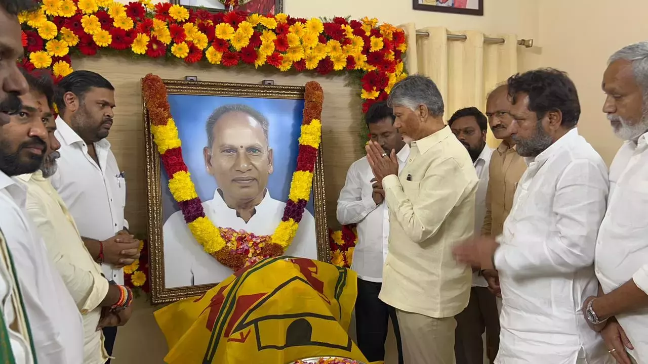 Naidu ने तिरुपति में एनटीआर राजू को पुष्पांजलि अर्पित की
